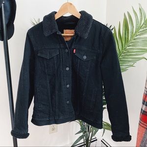 Levi’s black Sherpa lines jacked